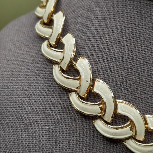 Vintage Coro Necklace, Gold Tone Links, Off White Enamel, 1950s, 16 Inch - Picture 3 of 11
